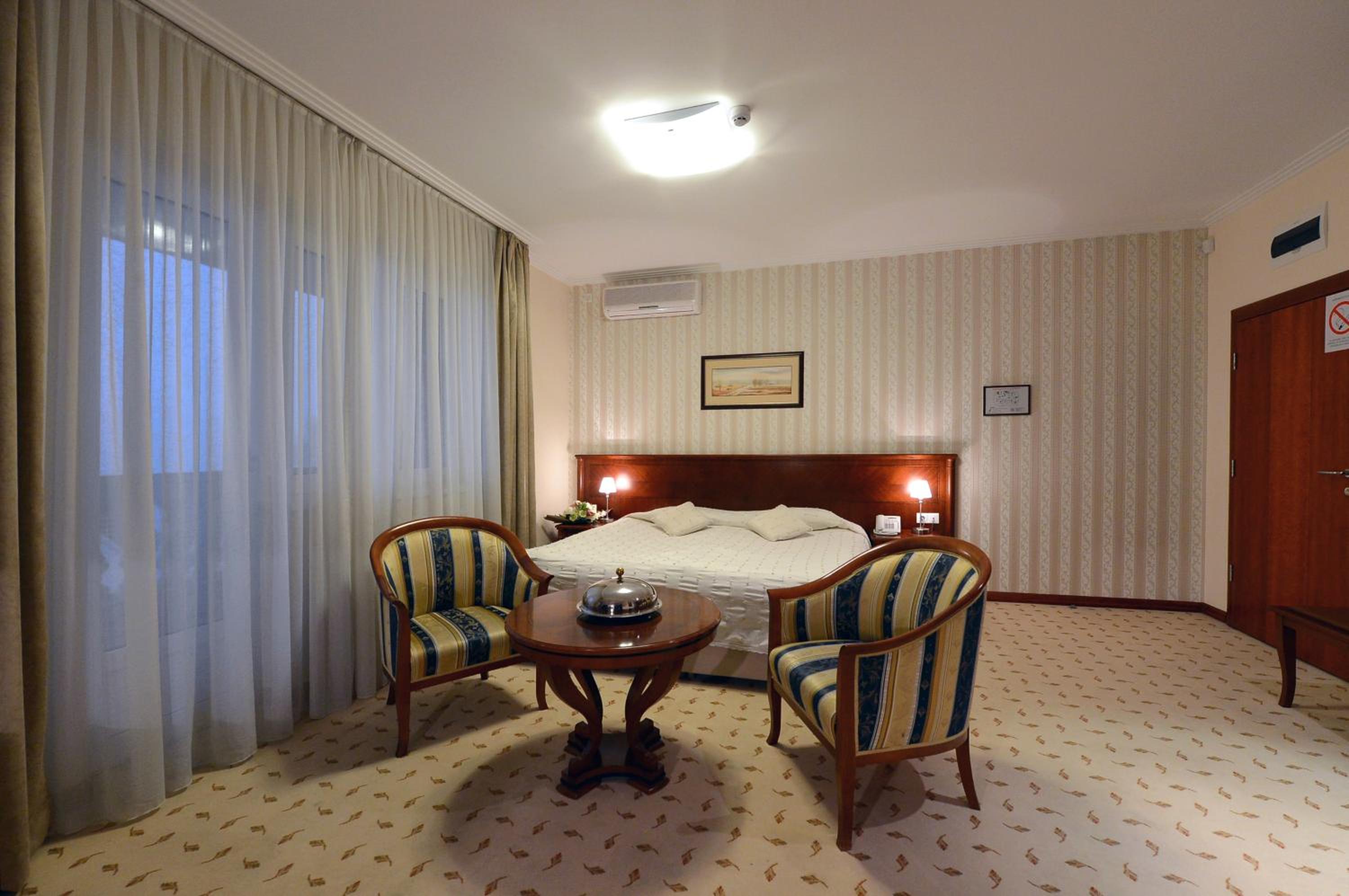 Suite with Free Parking