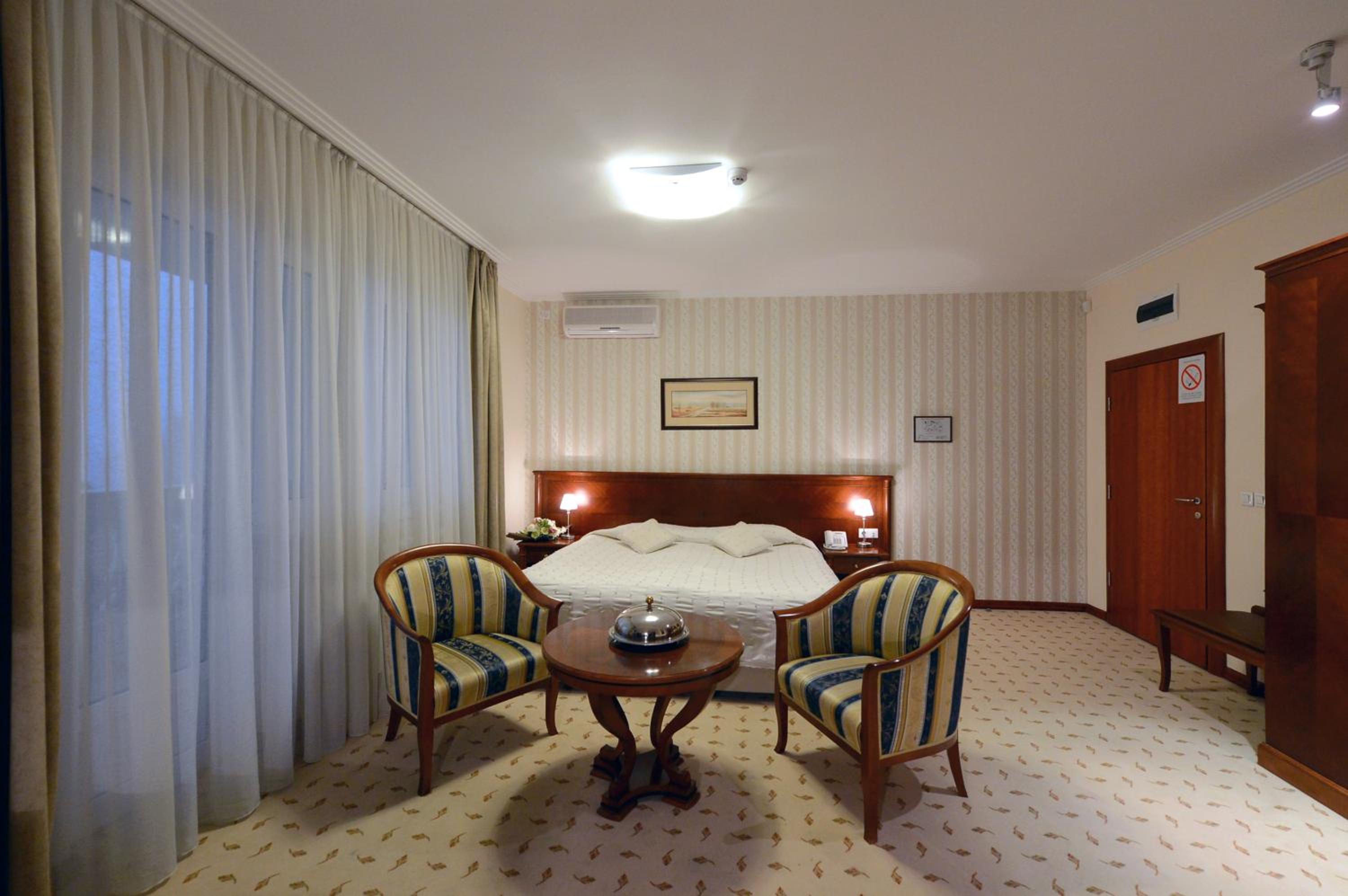 Suite with Free Parking