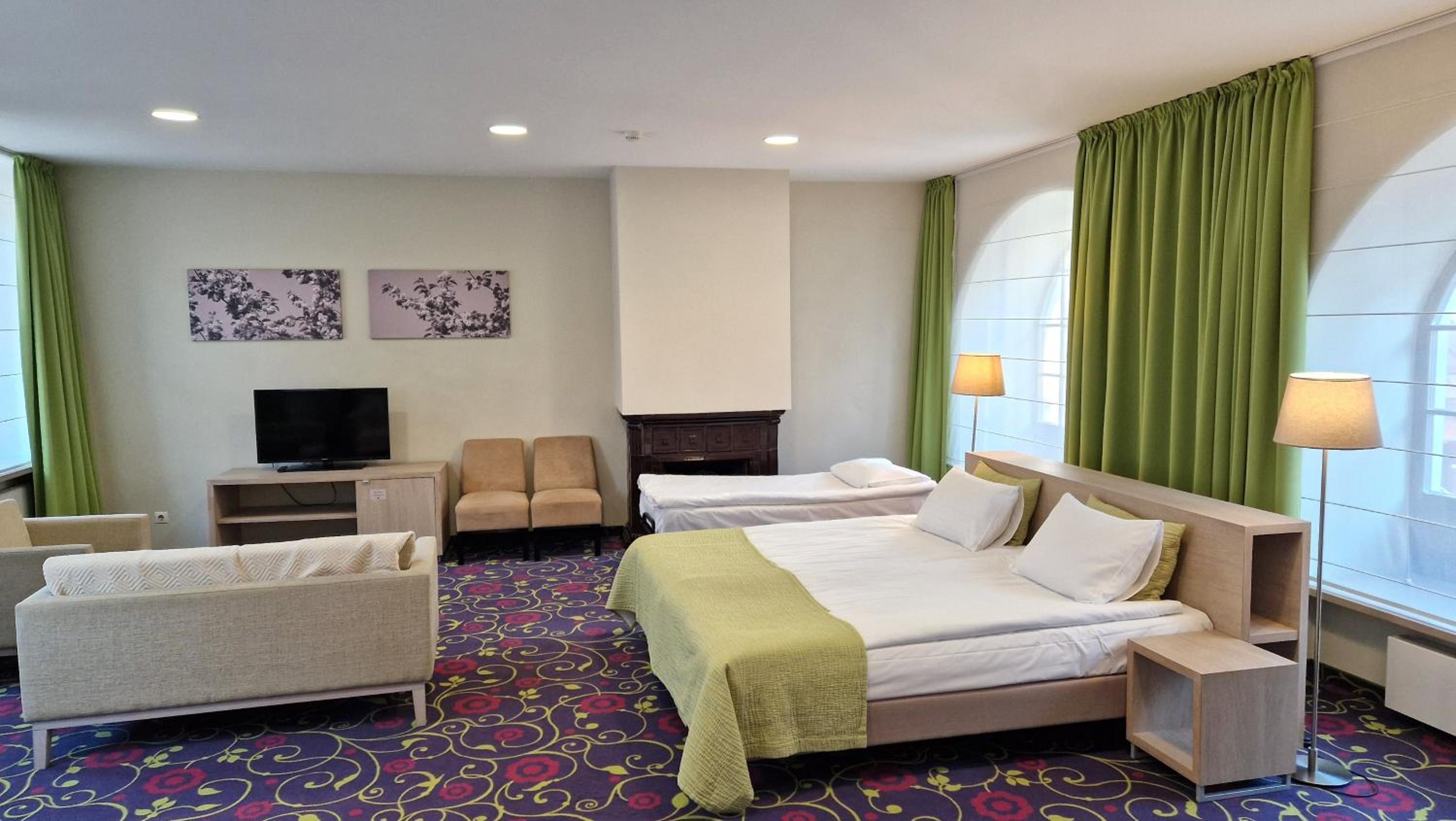 Deluxe Suite 
