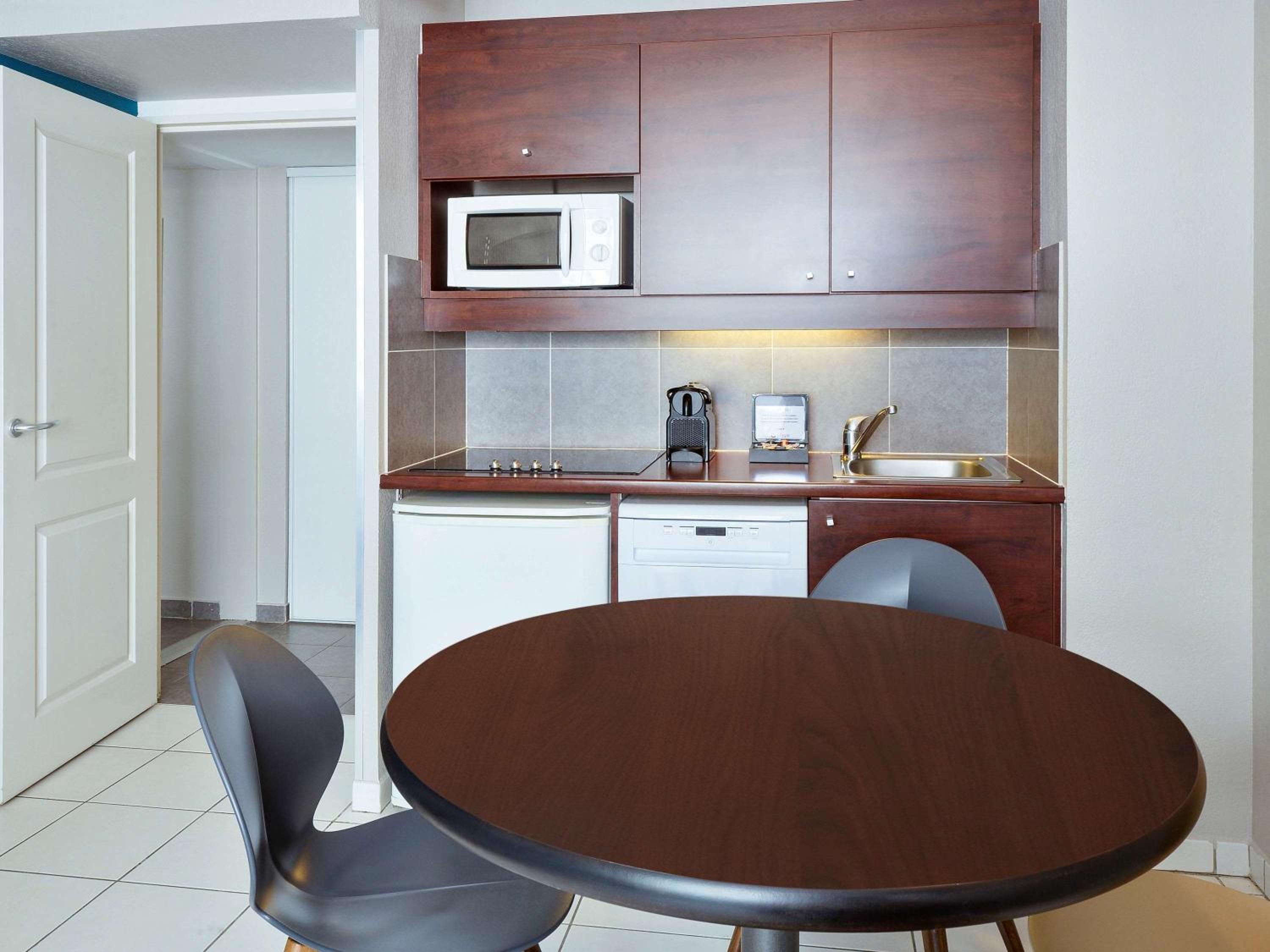 Standard One-Bedroom Apartment (4-5 Adults)