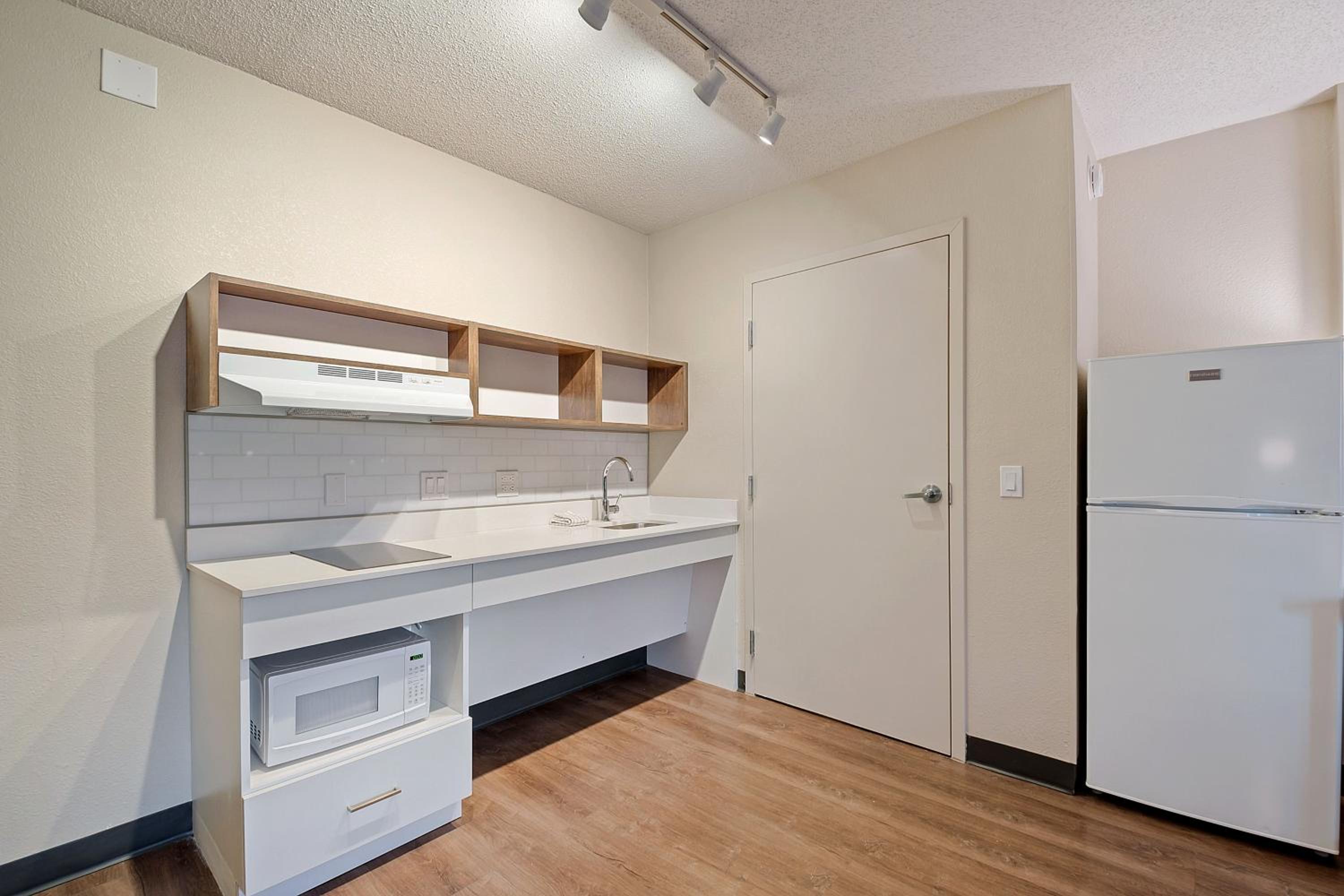 Studio with 1 Queen Bed - Hearing Accessible - Non-Smoking