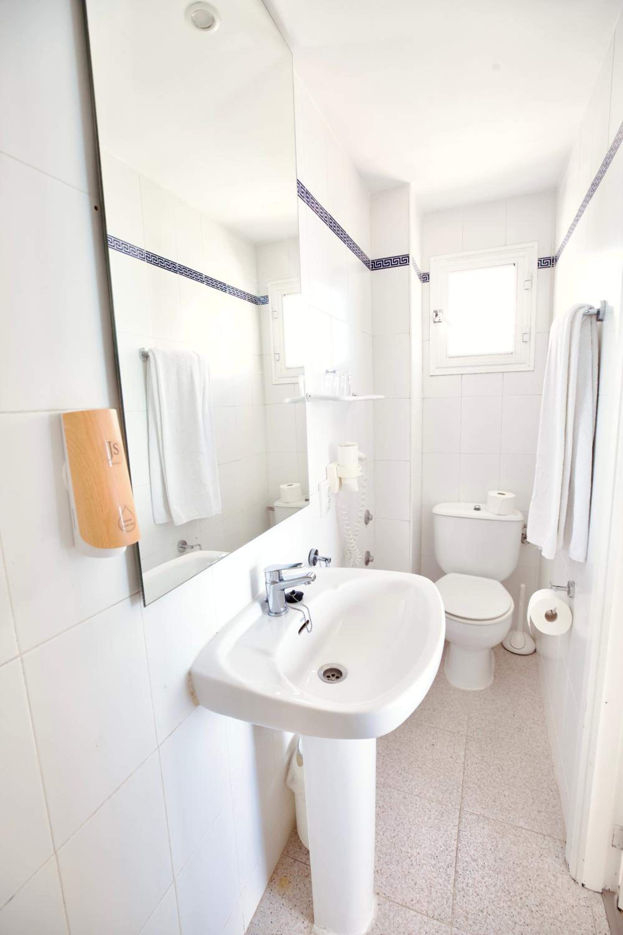 Double Room with Balcony and Lateral Sea View