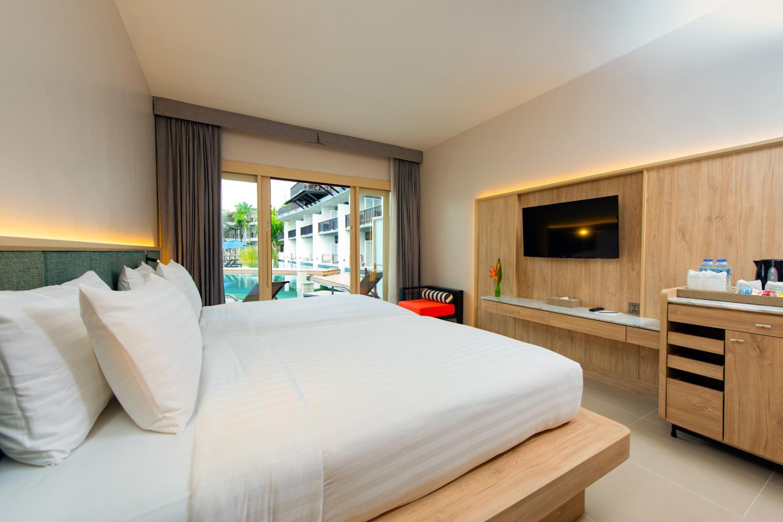 Deluxe Pool Access Room