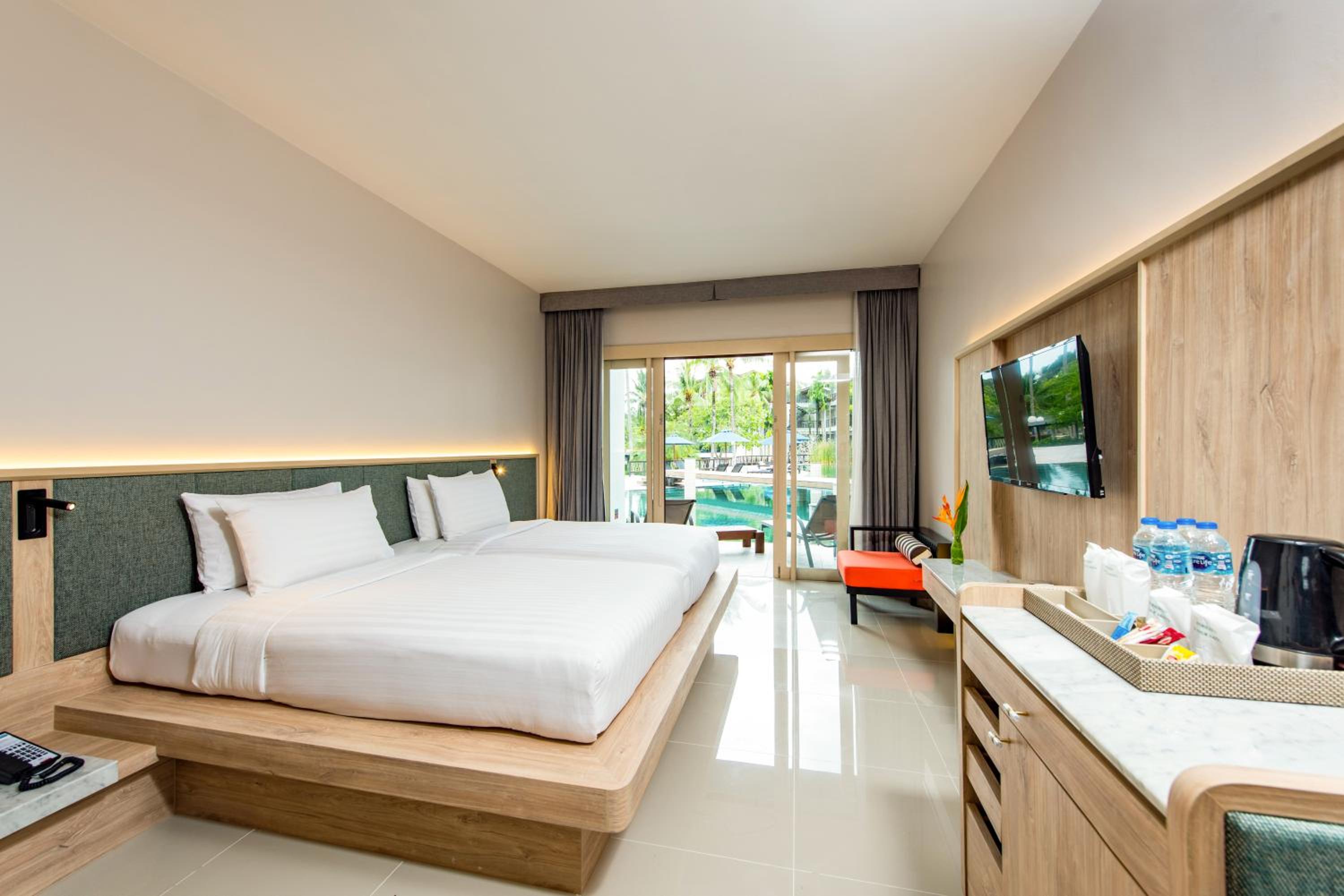 Deluxe Pool Access Room