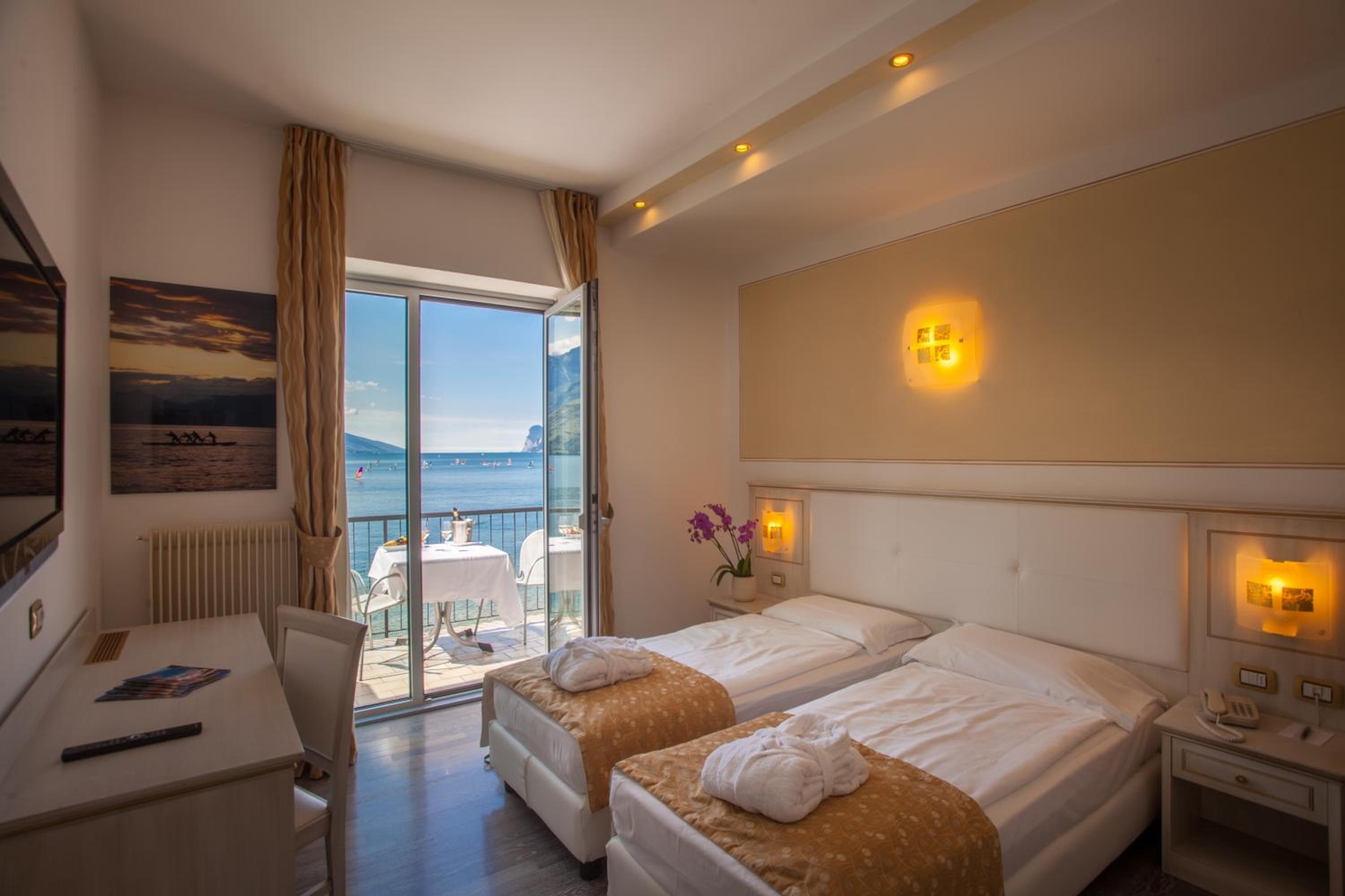 Deluxe Double or Twin Room with Lake View