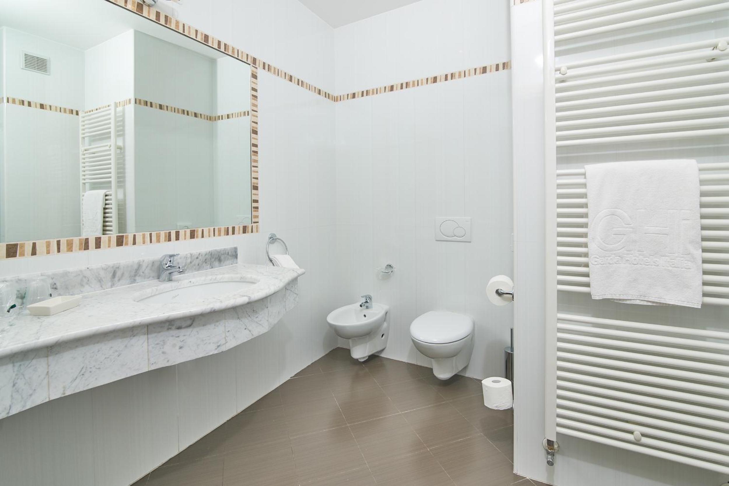 Deluxe Double or Twin Room with Lake View