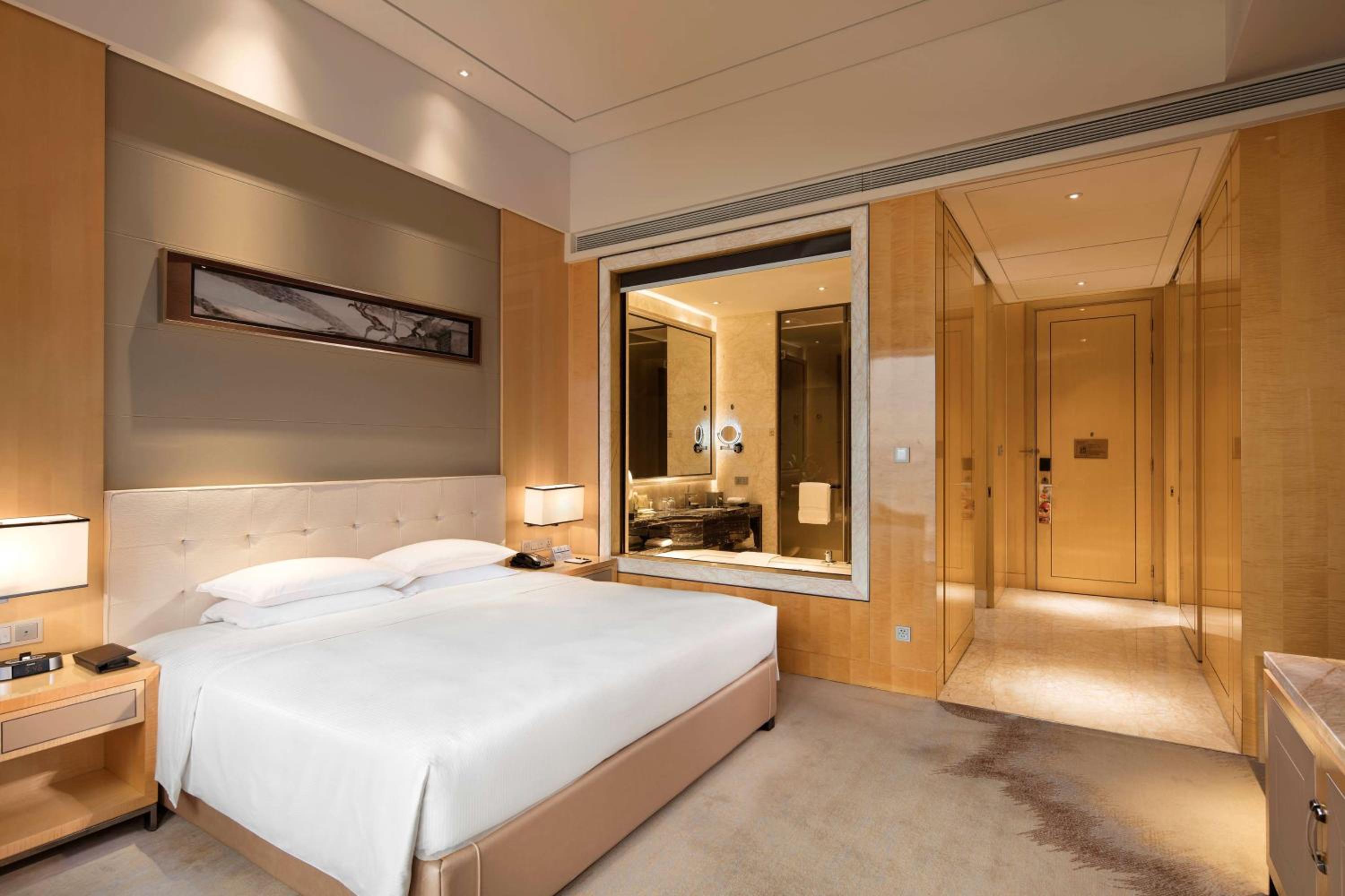 Deluxe King Room with Harbor View