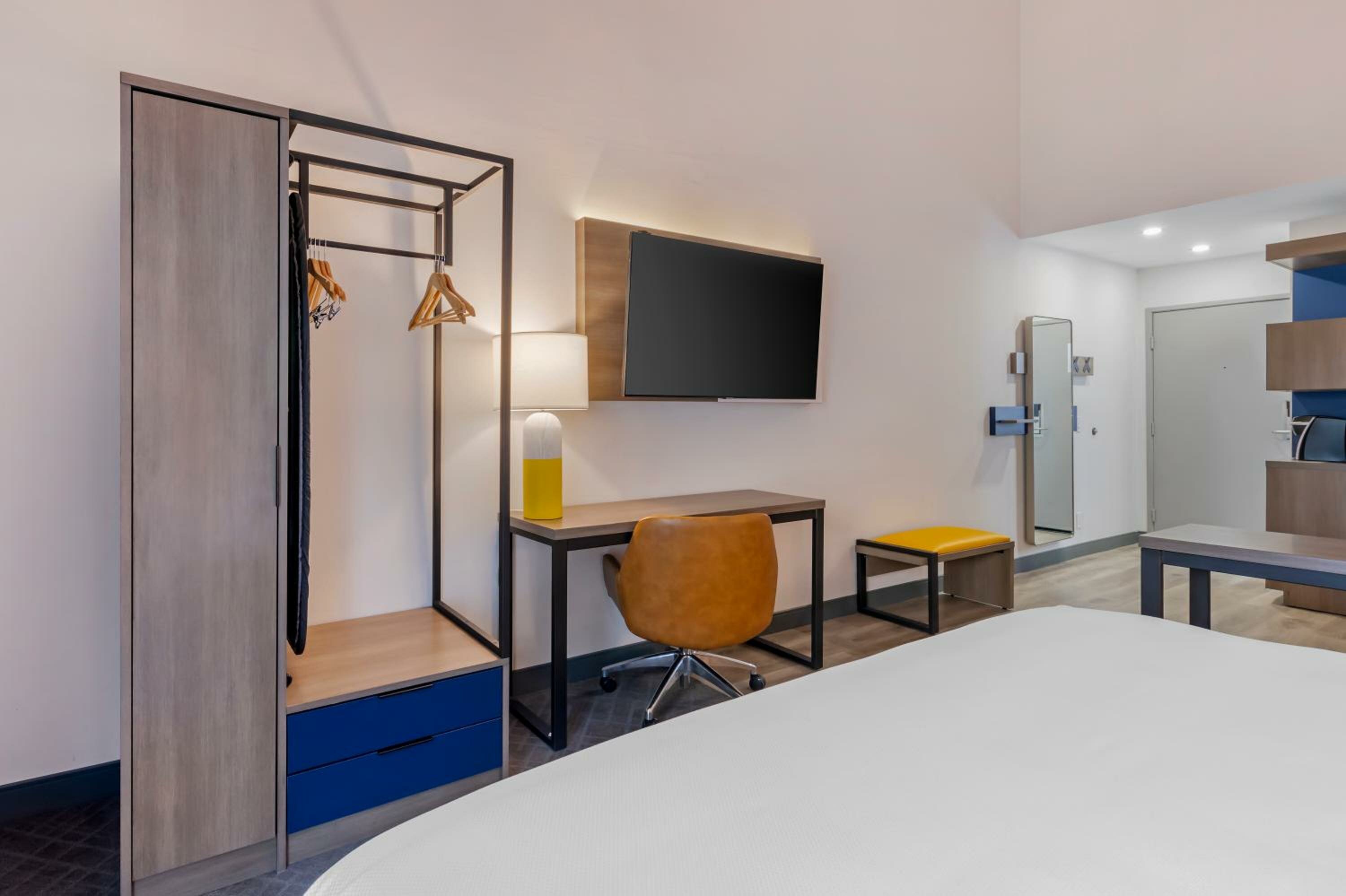 Standard Room, 1 King Bed, Non Smoking, Balcony