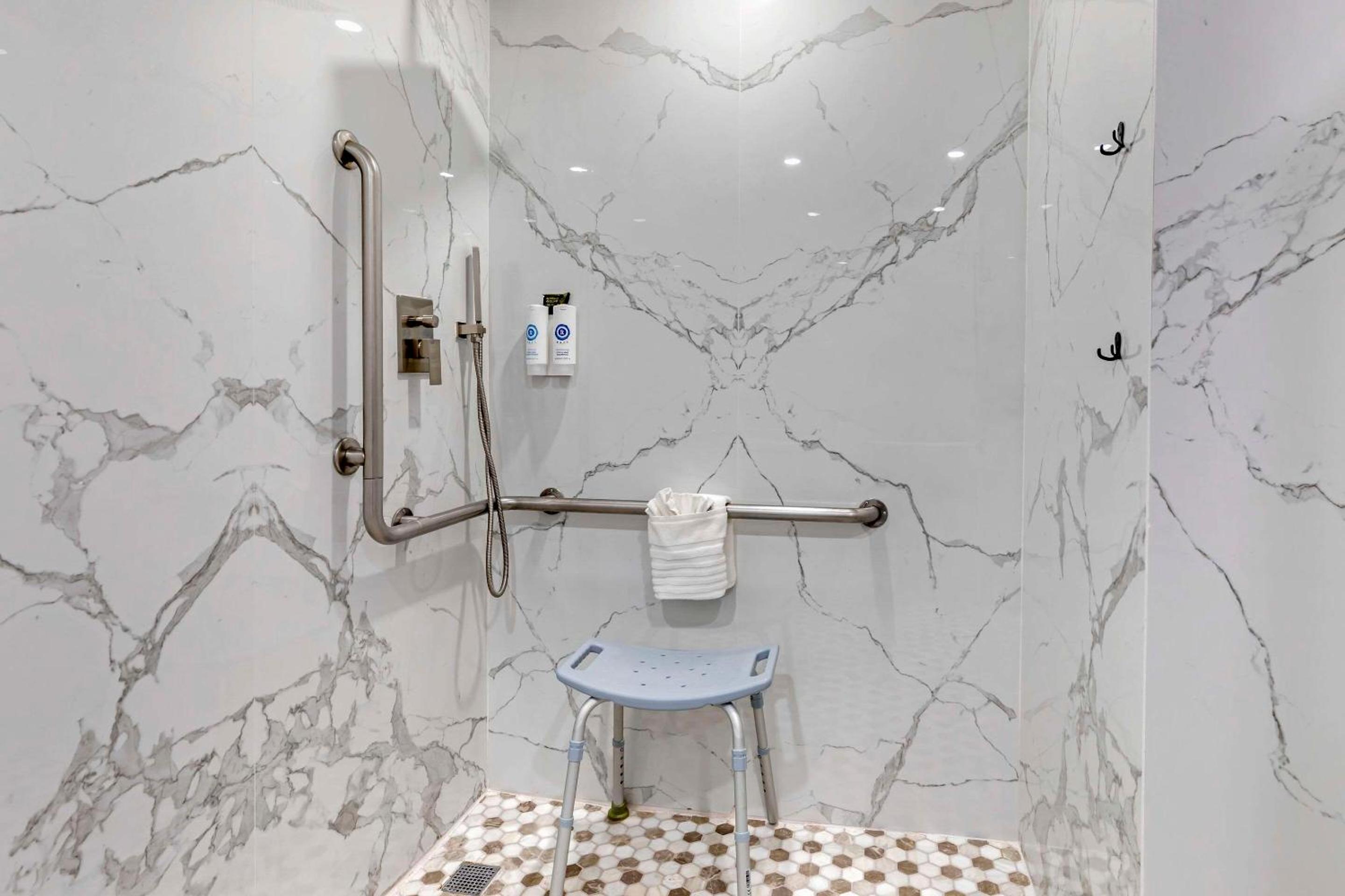 Standard Room, 1 King Bed, Accessible Tub, Non Smoking, Balcony