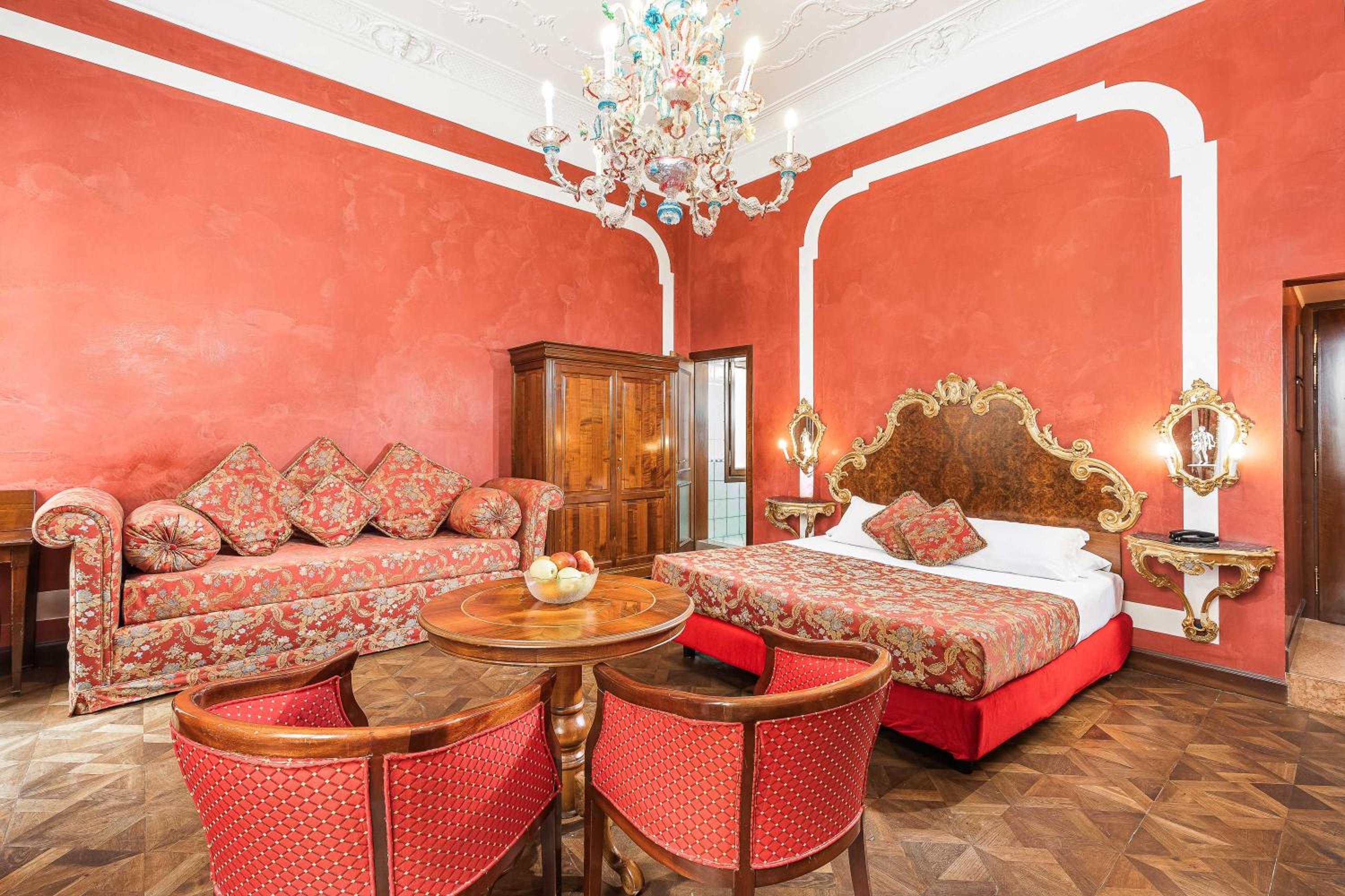 Luxury Double or Twin Room with Balcony and Canal View 