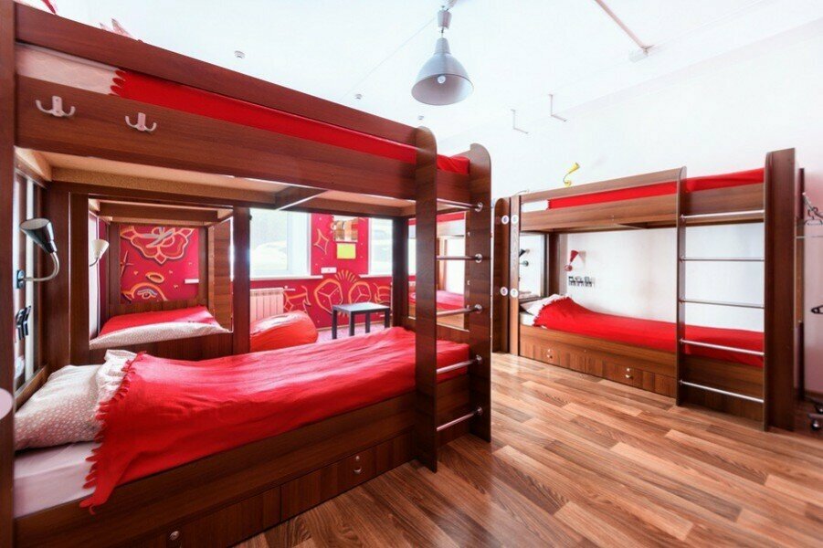 Односпальная кровать в общем номере для женщин