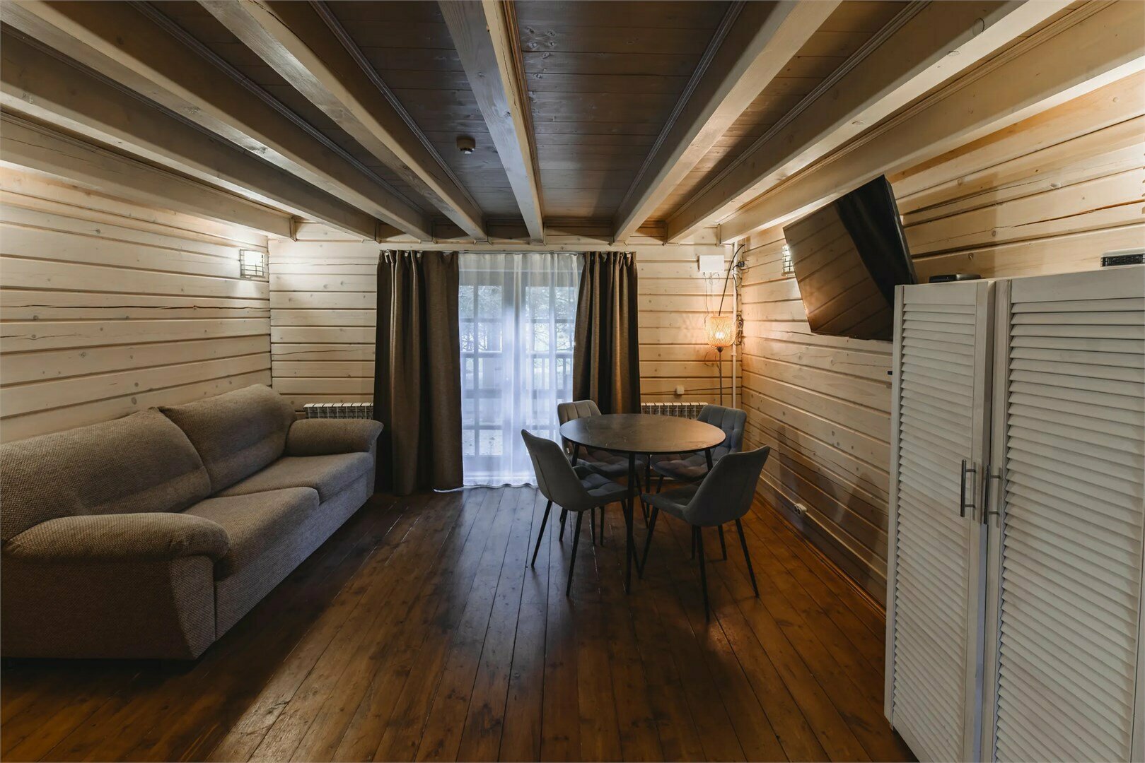 Коттедж с балконом