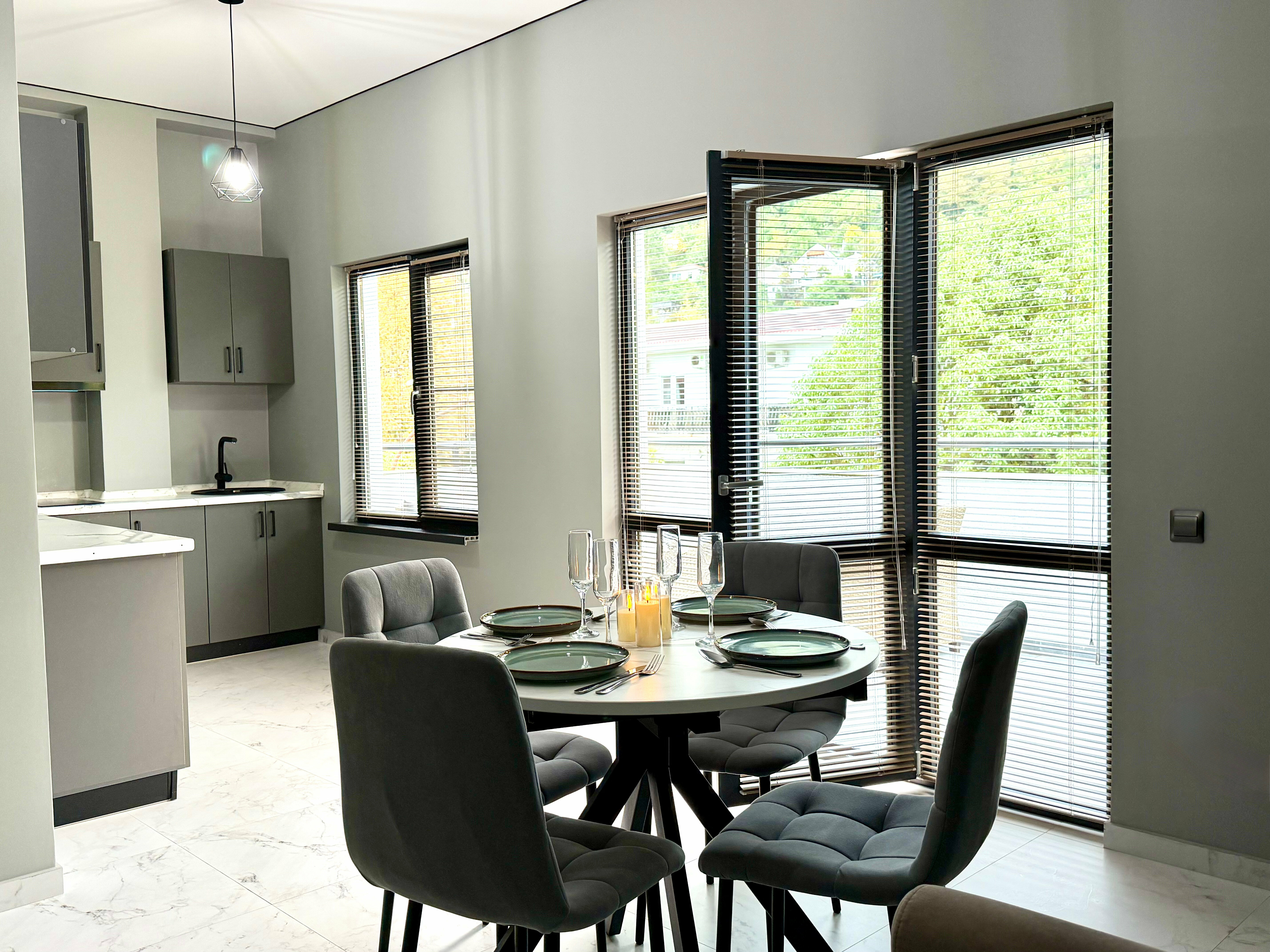 Апартаменты двухкомнатные с террасой и видом на горы