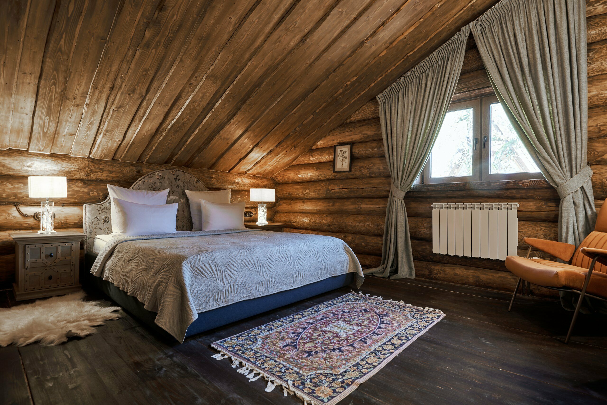 ШАЛЕ с тремя спальнями и гостиной с камином