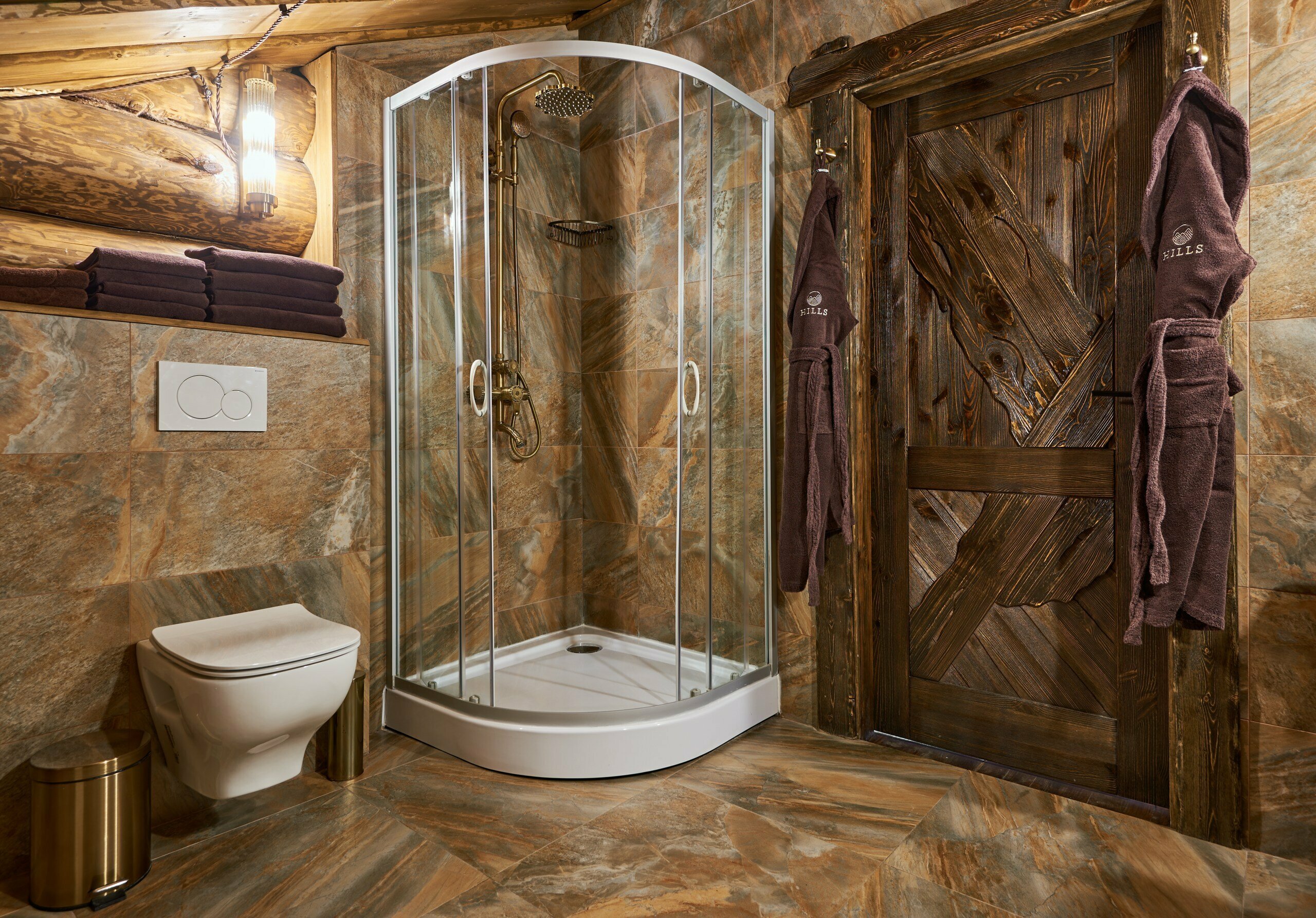 ШАЛЕ с тремя спальнями и гостиной с камином