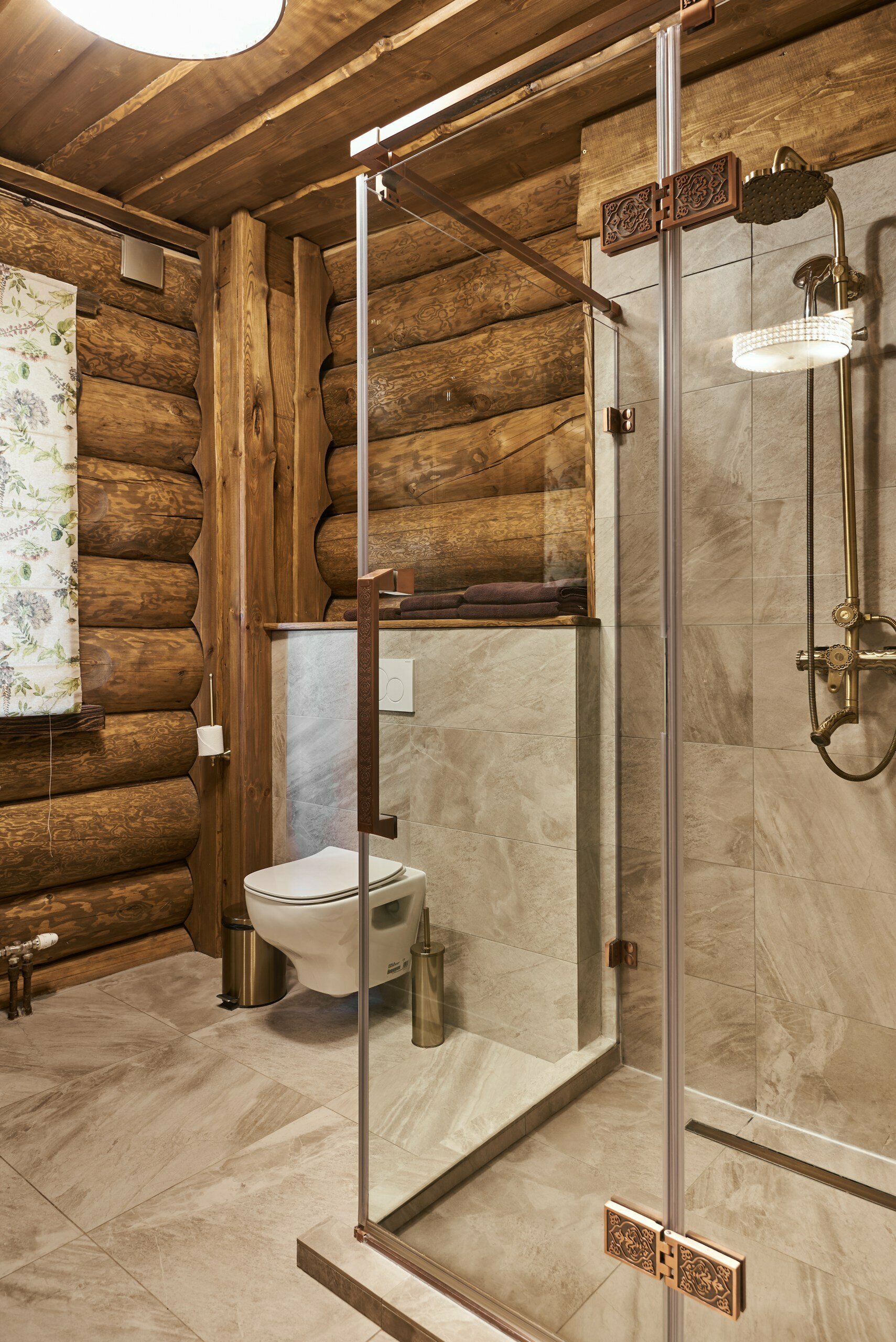 ШАЛЕ с тремя спальнями и гостиной с камином