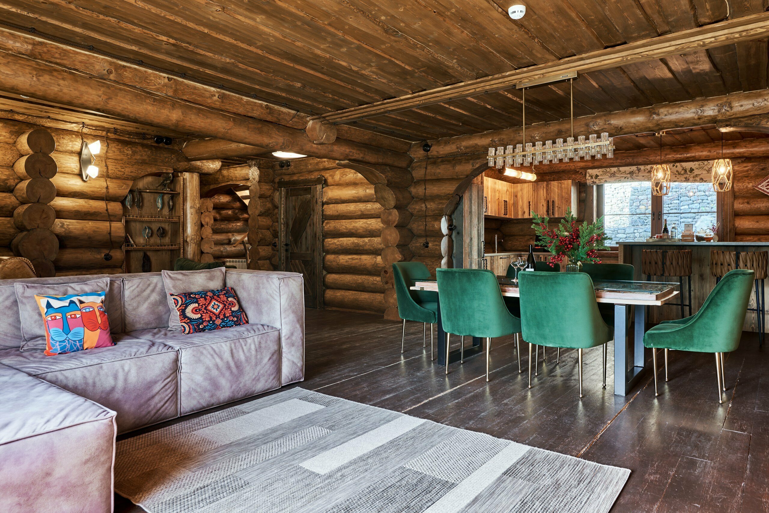 ШАЛЕ с тремя спальнями и гостиной с камином