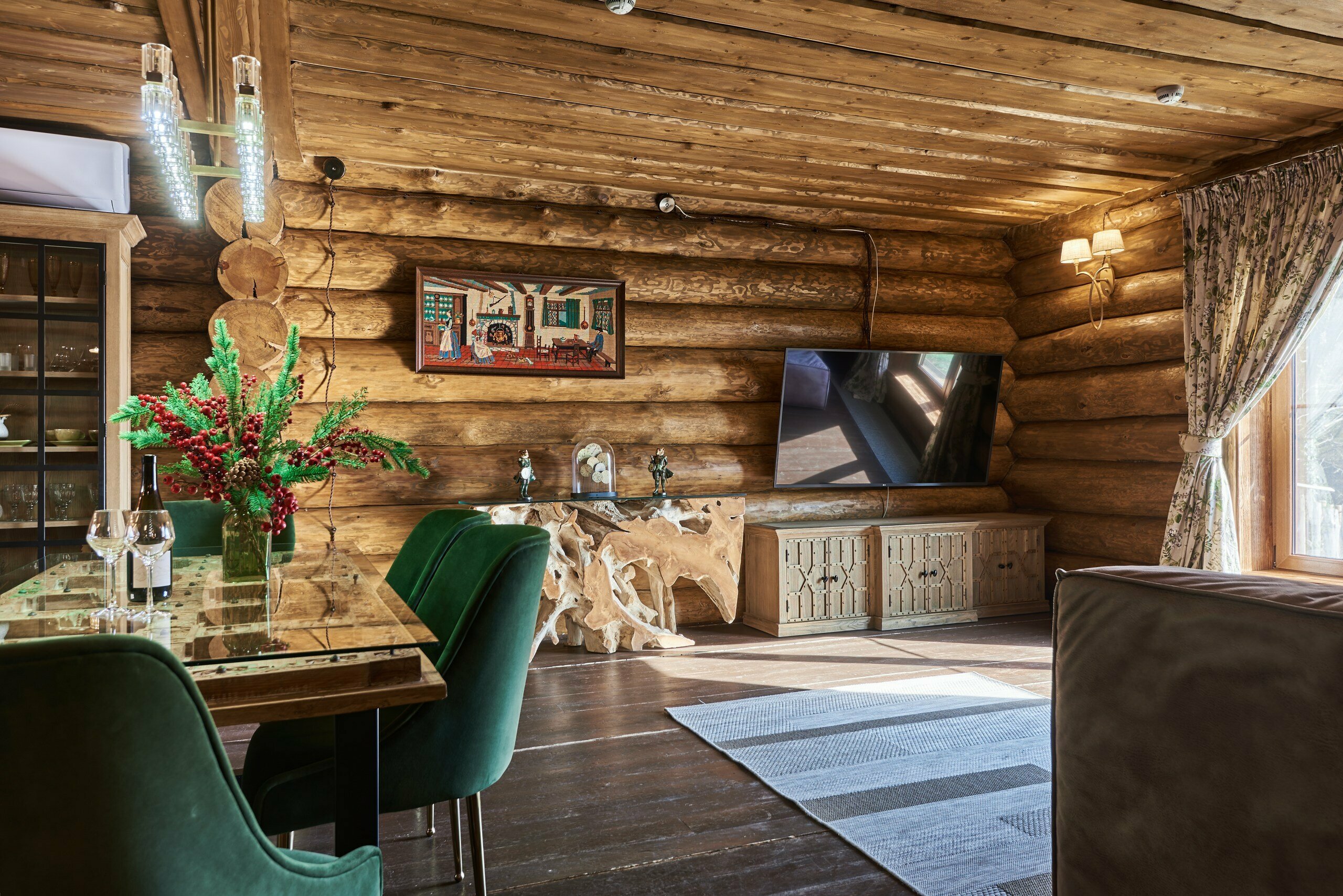 ШАЛЕ с тремя спальнями и гостиной с камином