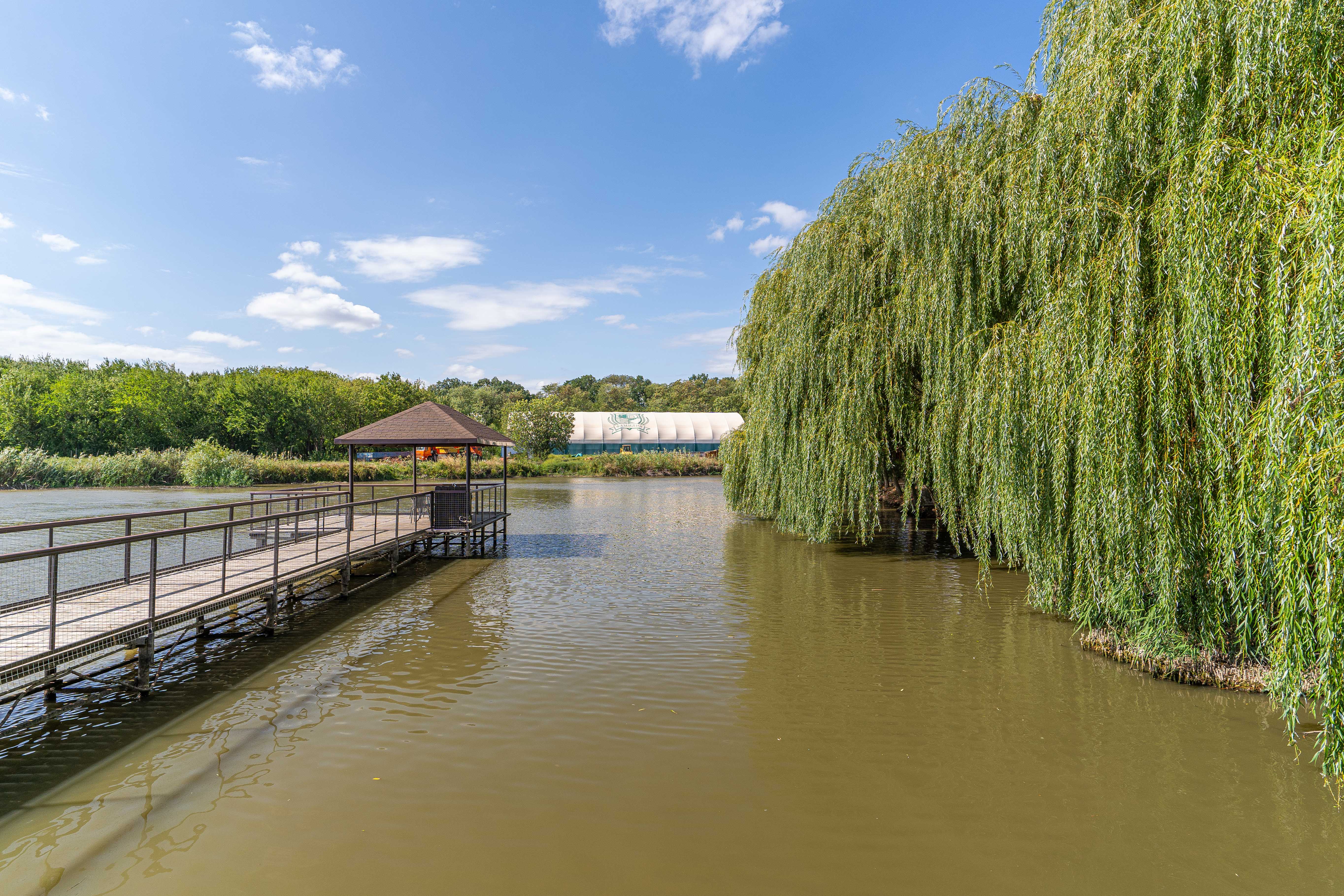 VIP номер на обособленной территории в парковой зоне у реки