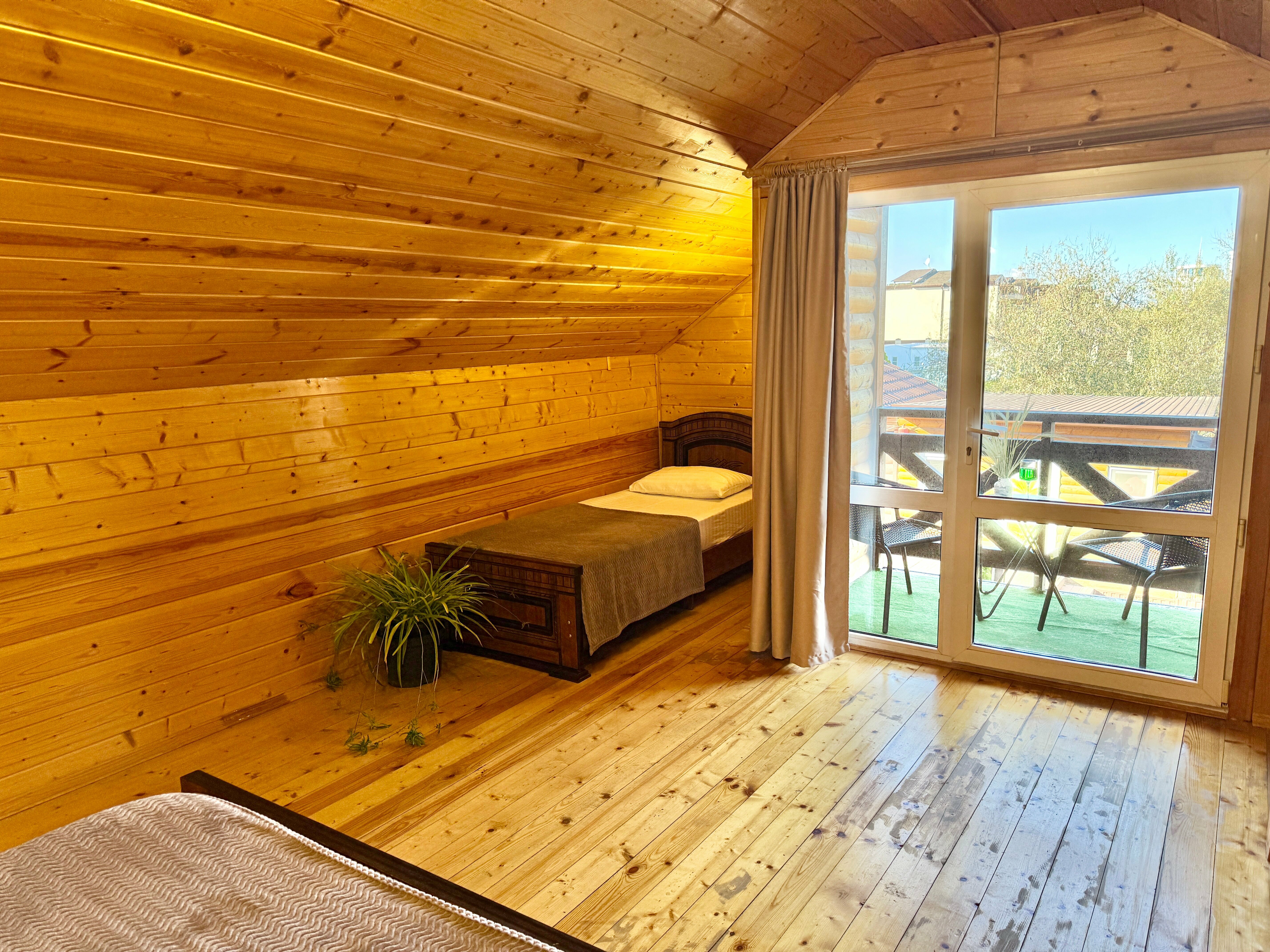 2-х комнатный 2-х этажный дом с мини-кухней и балконом