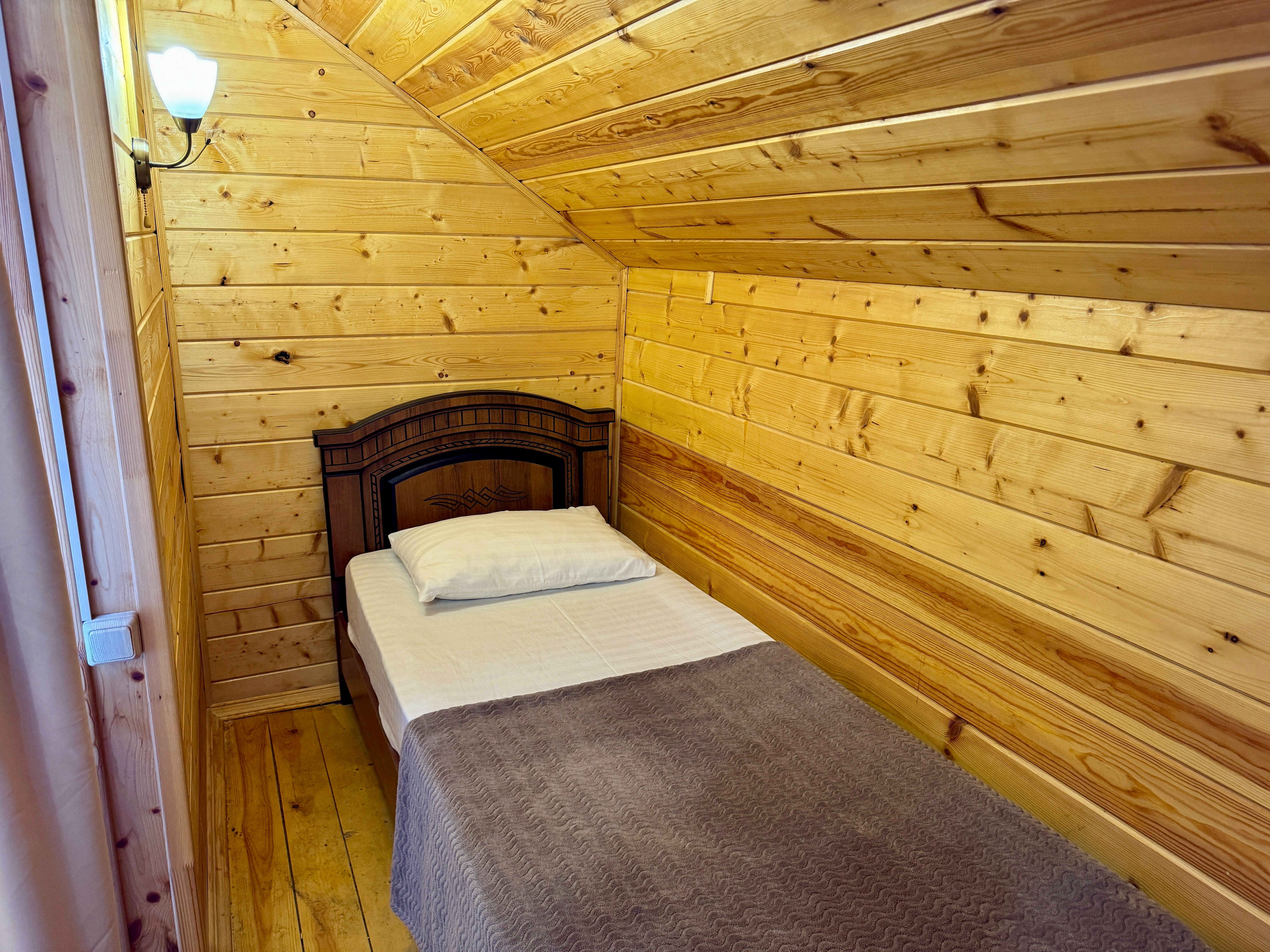 2-х комнатный 2-х этажный дом с мини-кухней и балконом