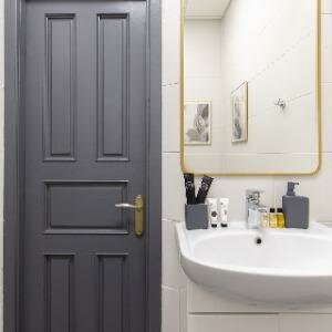 Большой семейный номер с видом во двор