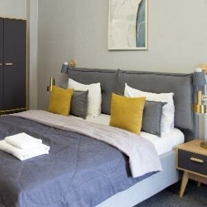 Большой семейный номер с видом во двор