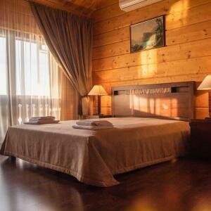 Люкс повышенной комфортности с двуспальной кроватью и диваном