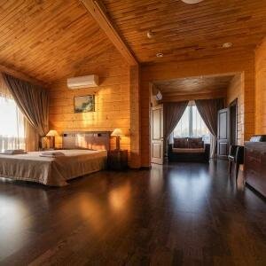 Люкс повышенной комфортности с двуспальной кроватью и диваном