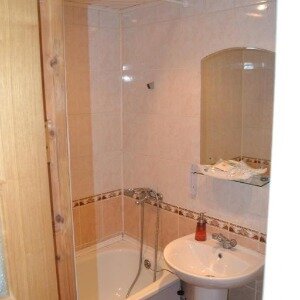 Эконом одноместный (широкая кровать, удобства в блоке)