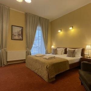 Просторный Комфорт с гидромассажной ванной, видом на Невский проспект или в уютный дворик