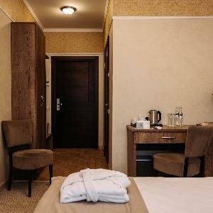 Стандартный номер с одной двуспальной кроватью в классическом стиле