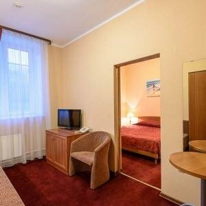 Двухкомнатный номер первая категория (двуспальная кровать +диван)