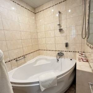 Категория 1 Большой двухкомнатный номер с 1 двуспальной кроватью с видом в атриум