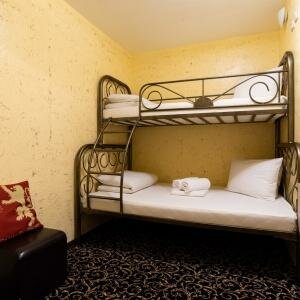 Бюджетный двухместный с 2 отдельными кроватями (двухъярусная кровать, удобства на этаже, без окна)