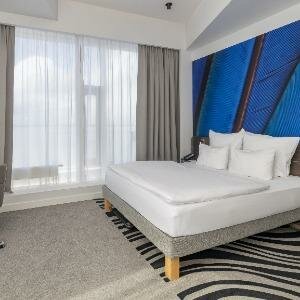 Номер Suite, с видом на реку - с большой двуспальной кроватью, диваном и ванной