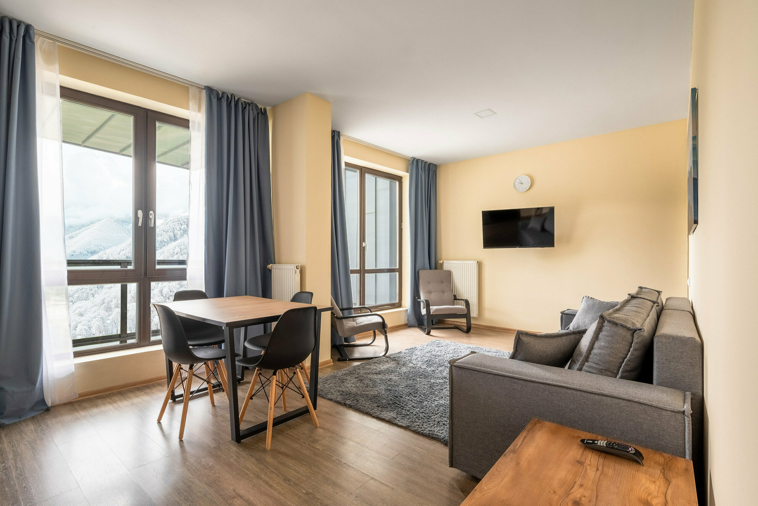 Улучшенные апартаменты с 2 спальнями  ( одна двуспальная кровать и две односпальные)