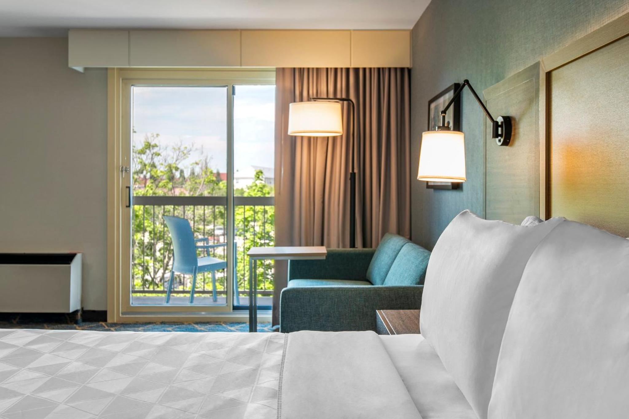 Standard King Room with Sofa Bed and Balcony - Partial City View