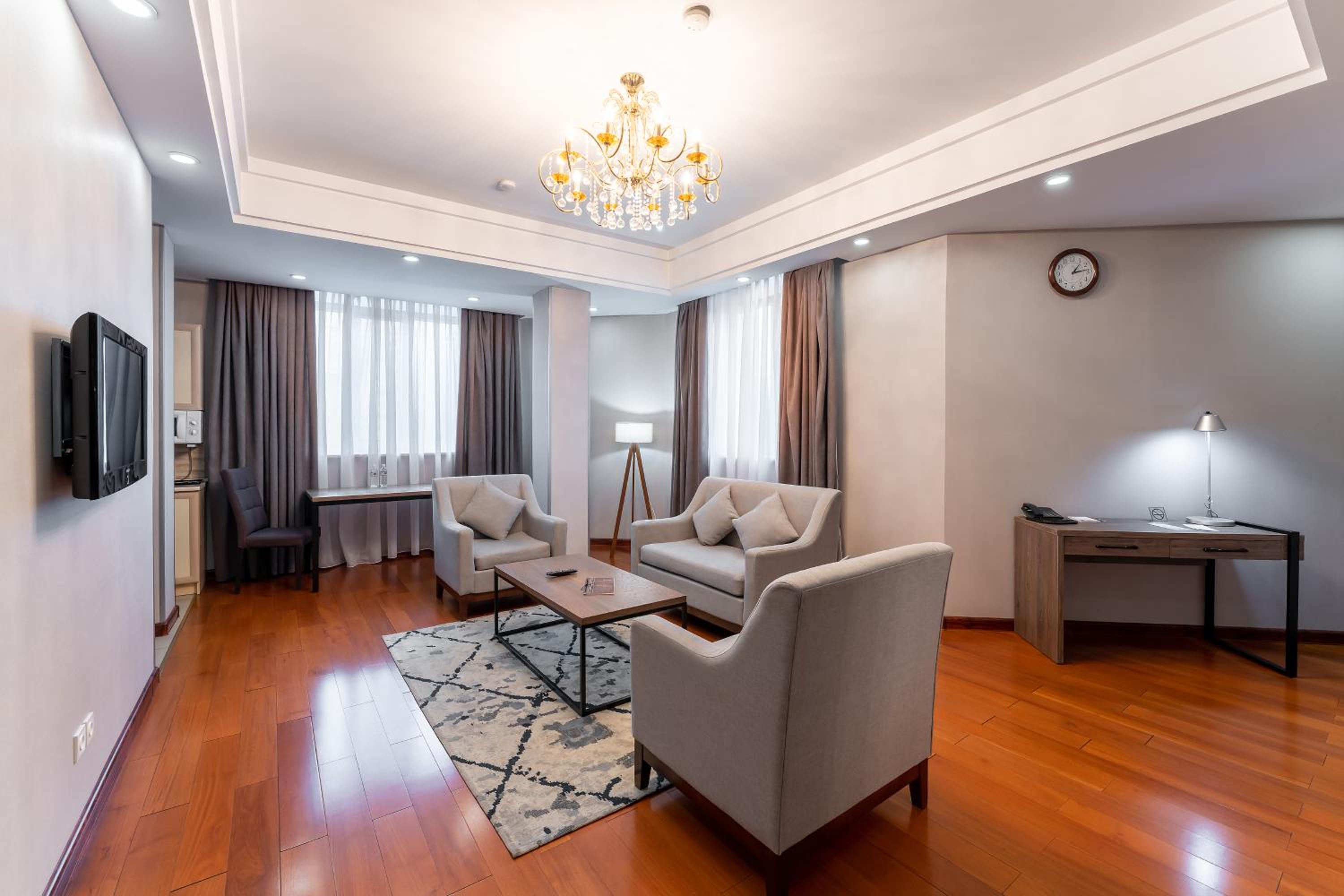 One-Bedroom Apartment With Double Bed And Living Room