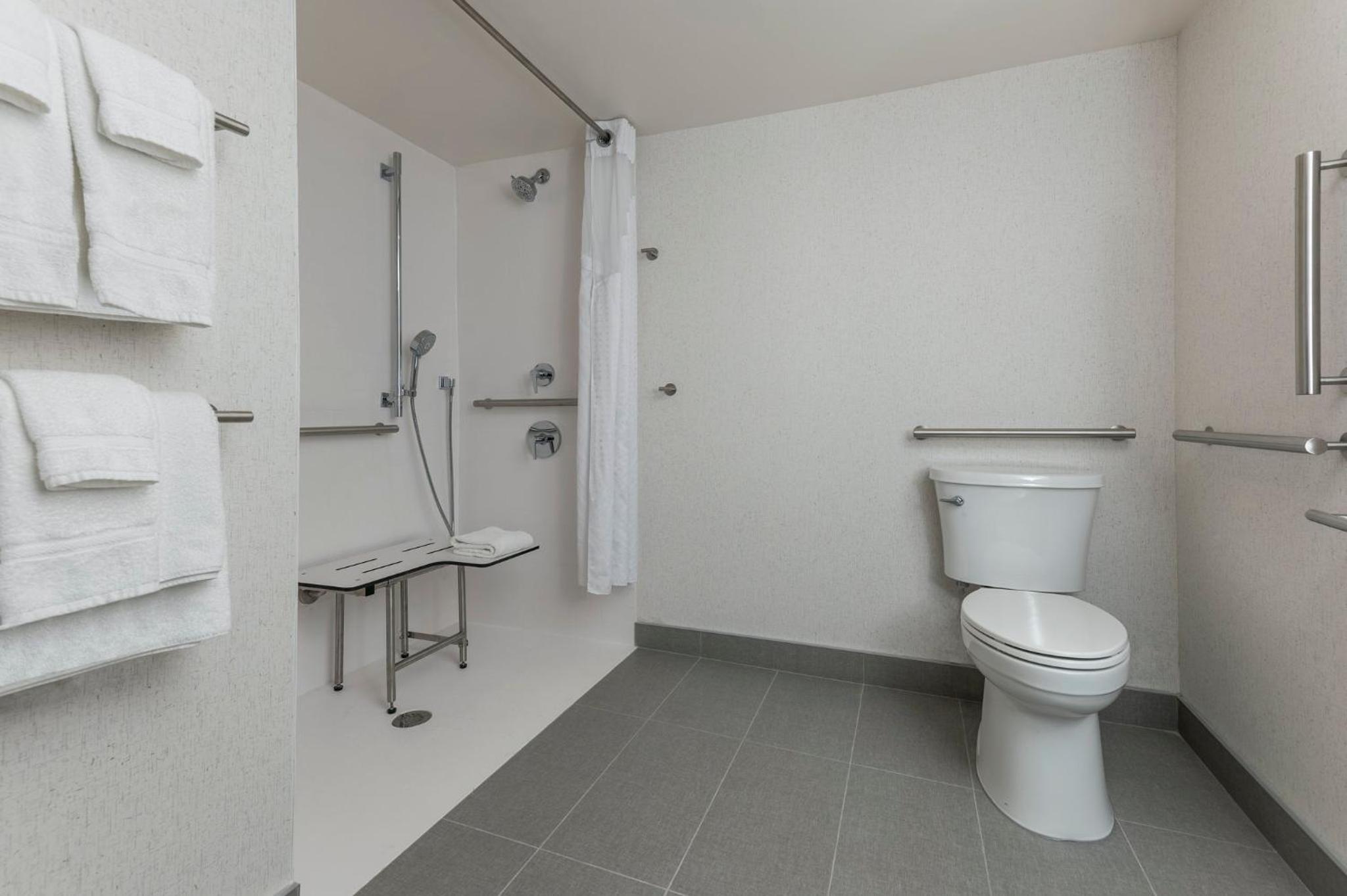 Standard King Room with Harbor View and Balcony - Accessible