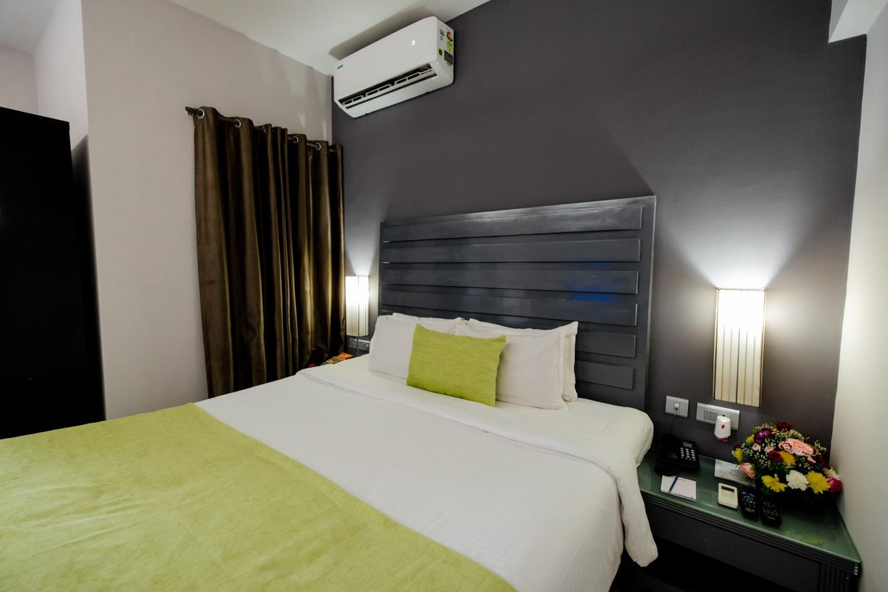 Luxury Garden View Suite with living room 