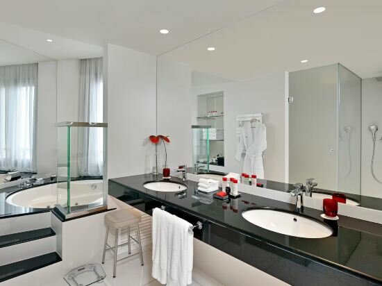 Red Level Master Suite Sea And Cathedral View