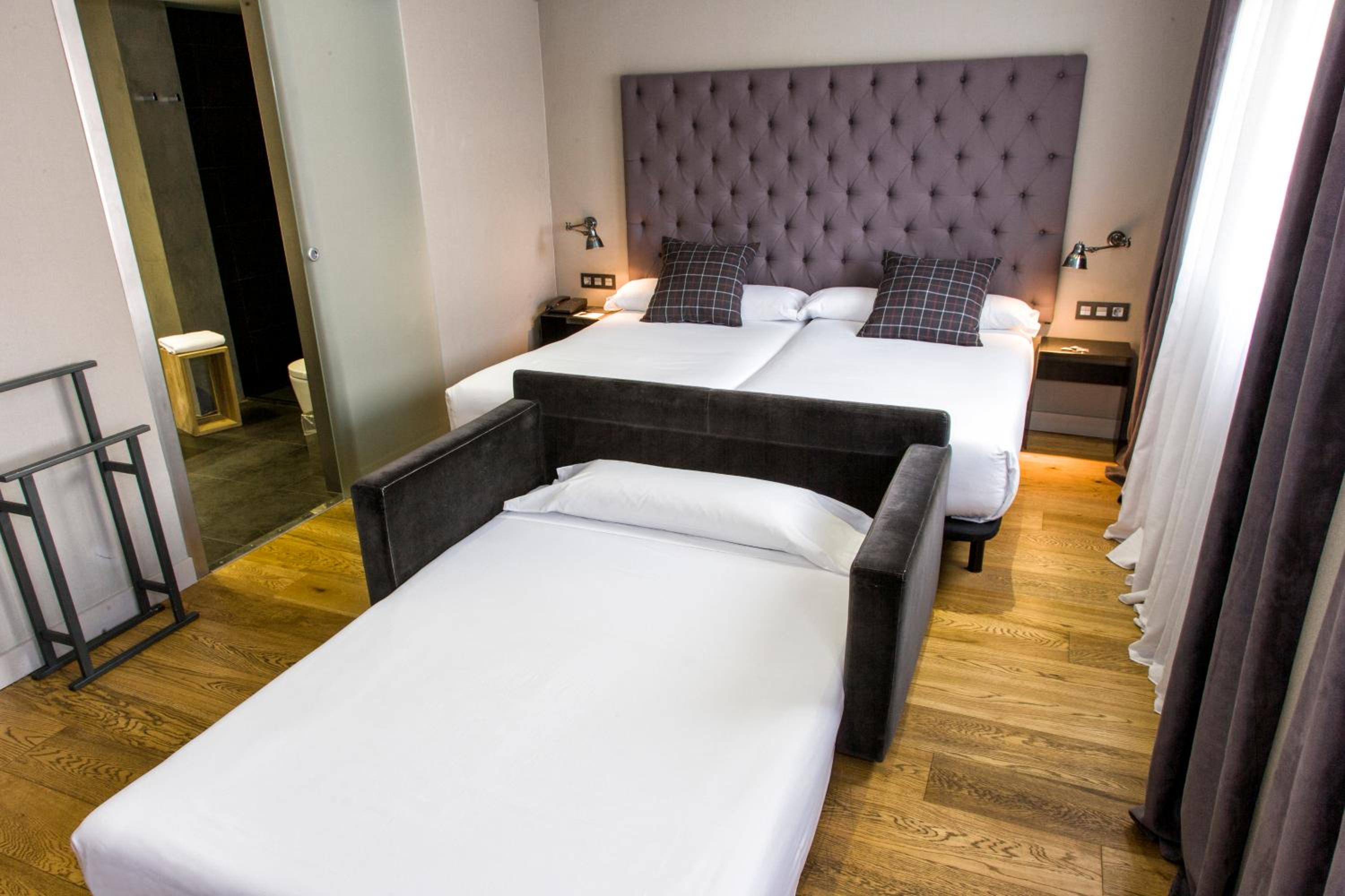 Family Room (2 Adults + 2 Children)