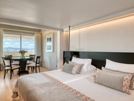 Divine Family Suite with Acropolis View