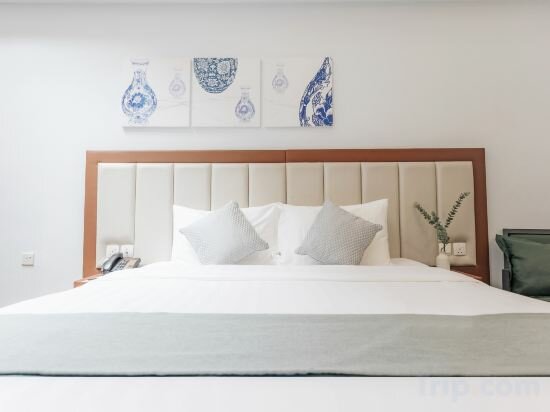 Triple Room With Skylight And Bathtub