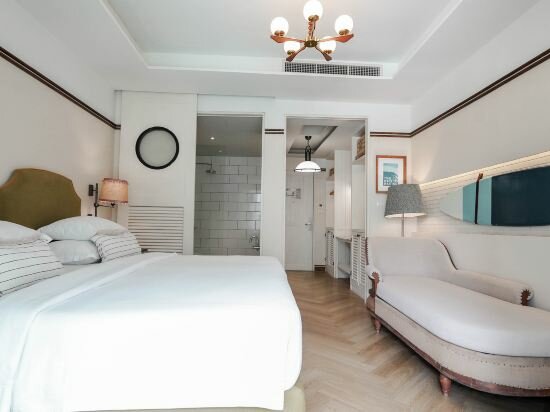 Deluxe Room With Pool View