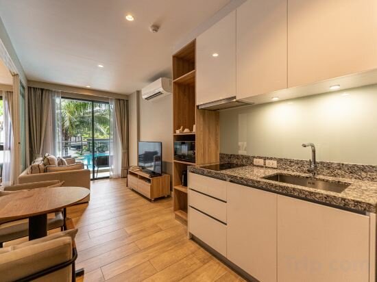 Deluxe Suite Double With Pool View