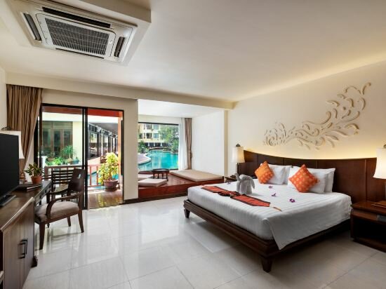 Deluxe Room Pool Access