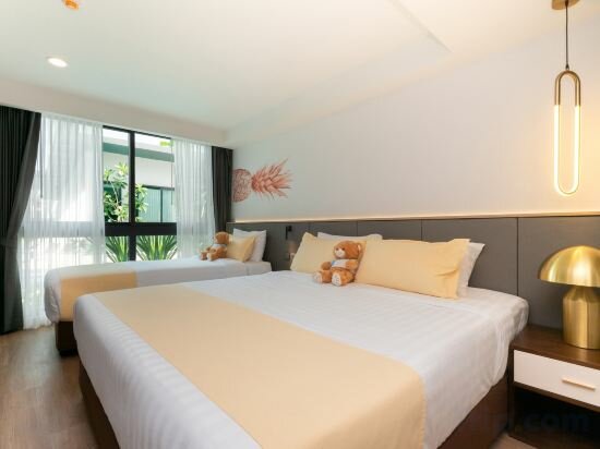 Junior Triple Suite Pool Access