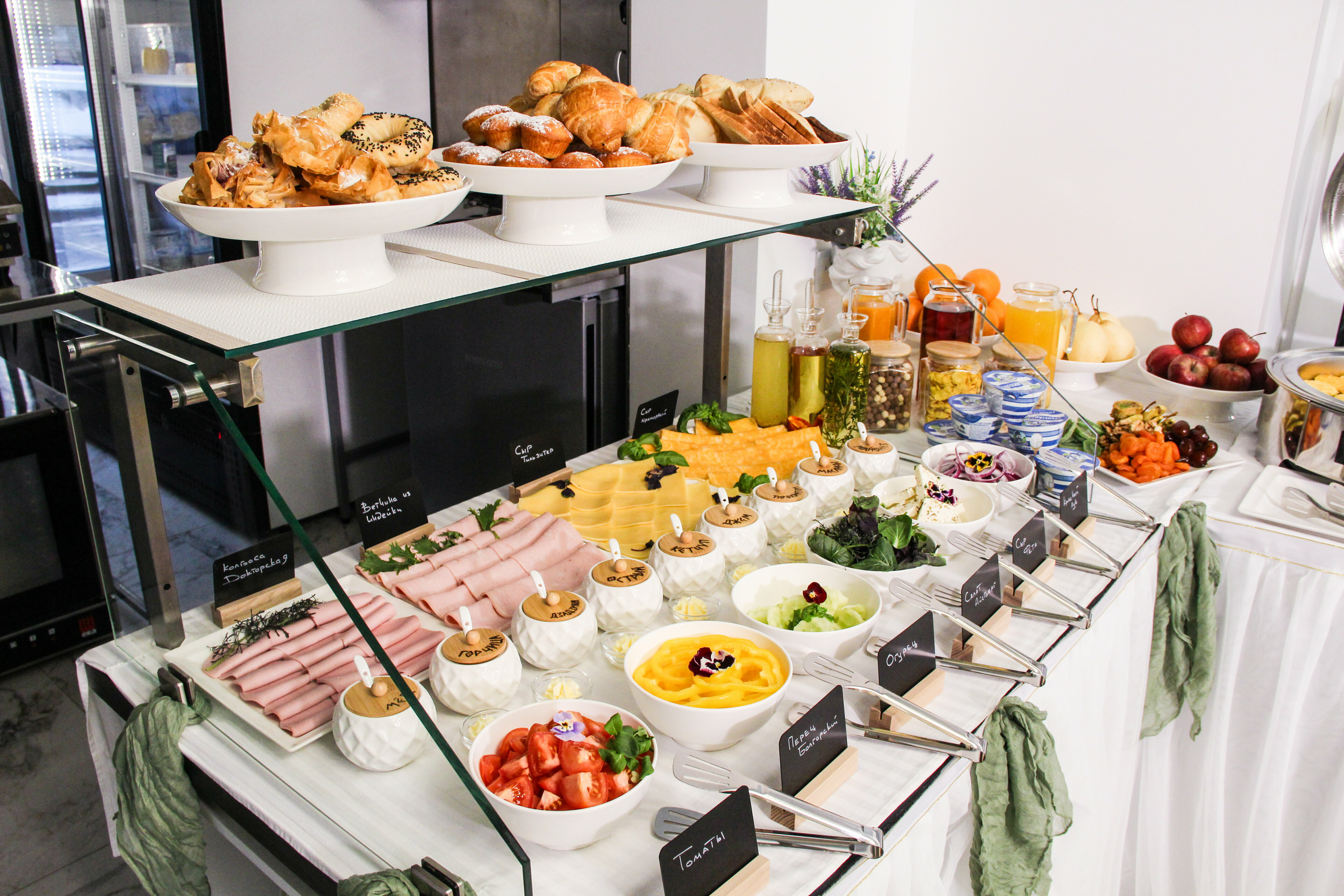 Номер в традиционном греческом стиле.